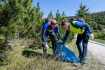 Dobrovolníci sbírají odpadky na turistické trase od Labské boudy k Martinově boudě v Krkonošském národním parku v rámci akce Čisté Krkonoše, 3. června 2023, Špindlerův Mlýn.