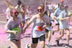 Sportovní akce vybarvený běh, 3. června 2023, Kroměříž. Účastníci se již před startem a na trase navzájem posypali zdravotně nezávadnými barvami.