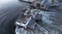 Poškozená Kachovská přehrada v okupované části jižní Ukrajiny na satelitním snímku z 5. června 2023. 