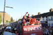 Fotbalisté týmu West Ham United oslavují vítězství v Evropské konferenční lize, 8. června 2023, Londýn.