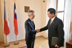 Předseda Senátu Miloš Vystrčil (vlevo) se setkal s tchajwanským ministrem zahraničí Josephem Wu, 13. června 2023, Praha.