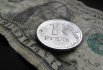 Ilustrační foto - Mince jeden ruský rubl a dolarová bankovka - ilustrační foto.