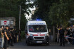 Sanitka odjíždí od budovy soudu v Kyjevě, kde jeden muž odpálil výbušninu a později zemřel. 5. července 2023. 