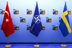 Vlajky Turecka, NATO a Švédska na summitu NATO ve Vilniusu 10. července 2023.