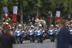 Francouzský prezident Emmanuel Macron ve velitelském voze na vojenské přehlídce k oslavě osvobození Bastily 14. července 2023 v Paříži.