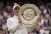 Česká tenistka Markéta Vondroušová s trofejí pro vítězku Wimbledonu v Londýně, 15. července 2023.