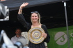 Vítězka Wimbledonu Markéta Vondroušová se vrátila do rodného  Sokolova. Na Starém náměstí ji 19. července 2023 přivítalo vedení města i spoluobčané.