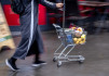 Žena tlačí malý nákupní vozík v supermarketu. Ilustrační foto. 