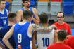 Trenér Diego Ocampo hovoří s hráči na tréninku českého národního týmu basketbalistů před odletem na předkvalifikaci o olympijské hry v Paříži, 9. srpna 2023, Praha.