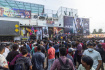 Filmový fanoušci před kinem v indickém městě Chennai před projekcí filmu Jailer, v němž hlavní roli ztvárnil herec Rádžínikanth, 10. srpna 2023.