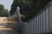 Ilustrační foto - Polský voják hlídkuje u plotu na polsko-běloruských hranicích, 12. srpna 2023.