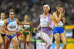 Mistrovství světa v atletice v Budapešti, smíšená štafeta 4x400 m, 19. srpna 2023. Nizozemská překážkářka Femke Bolová (vpravo) s hlavou v dlaních poté, co upadla na vedoucí pozici těsně před cílem. 