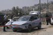 Izraelští policisté a vojáci na místě útoku nedaleko města Hebron na okupovaném Západním břehu Jordánu, kde byla na dálnici zastřelena izraelská žena a postřelen Izraelec.21. srpna 2023. 