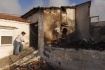 Ilustrační foto - Muž obhlíží svůj spálený dům ve vesnici Sostis v severním řeckém regionu Rodopi, 22. srpna 2023. 