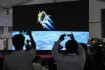 Novináři natáčejí živé televizní vysílání z přistání na Měsíci sondy Čandrájan-3 v indickém Bengalúru 23. srpna 2023.