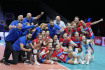 Osmifinále mistrovství Evropy volejbalistek, Česká republika - Ukrajina, 28. srpna 2023, Brusel. České hráčky a realizační tým se radují z vítězství.
