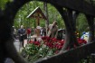 Lidé pokládají květiny u hrobu vůdce ruské žoldnéřské Wagnerovy skupiny Jevgenije Prigožina, 30. srpna 2023, Porochovský hřbitov, Petrohrad