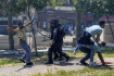 Policisté zasahují při střetech mezi znesvářenými skupinami eritrejských imigrantů, 2. září 2023, Tel Aviv, Izrael.