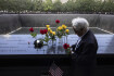 Muž pokládá 11. září 2023 květinu na památník teroristických útoků v New Yotku 11. září 2001. 