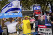 Izraelský nejvyšší soud začal 12. září 2023 projednávat legálnost kontroverzní justiční reformy prosazované nábožensko-nacionalistickou koaliční vládou premiéra Benjamina Netanjahua. Na snímku demonstrace stoupenců Netanjahua. 