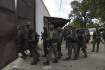 Vojáci 20. září 2023 zasahují ve věznici Tocorón na severu Venezuely, z níž vůdce jednoho z místních gangů řídil zločinecké operace i v jiných zemích Jižní Ameriky