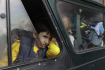 Etnický arménský chlapec se po odjezdu z Náhorního Karabachu dívá z auta na arménské město Goris 25. září 2023.