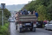 Etničtí Arméni z Náhorního Karabachu jedou v nákladním automobilu mířícího do arménského města Goris 26. září 2023.