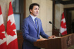 Kanadský premiér Justin Trudeau se veřejně omluvil za to, že nyní už bývalý předseda kanadské dolní sněmovny vzdal hold někdejšímu členovi nacistické jednotky na zasedání parlamentu, jehož se zúčastnil ukrajinský prezident Volodymyr Zelenskyj. 27. září 2023. 