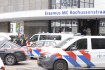 Sanitní vozy před nemocnicí Erasmus v Rotterdamu, kde došlo ke střelbě. 28. září 2023. 