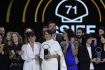 Španělská režisérka Jaione Cambordaová (uprostřed) s cenou za nejlepší film na festivalu v San Sebastiánu 30. září 2023.