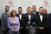Bývalý slovenský premiér Robert Fico a další členové jeho strany Směr-SD na tiskové konferenci k výsledkům předčasných slovenských parlamentních voleb, Bratislava 1. října 2023.