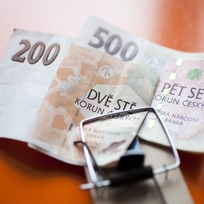 Bankovky, peníze, české koruny, finanční past, dluhy - ilustrační foto.