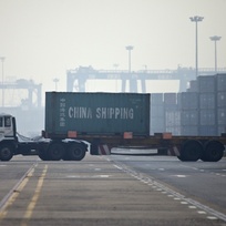 Ilustrační foto - Nákladní automobil přiváží kontejner s čínským zbožím v severočínském přístavu Tchien-ťin - ilustrační snímek