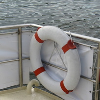 Záchranný kruh, loď, jachta - ilustrační foto