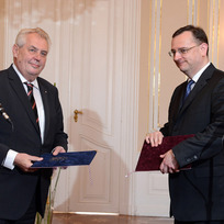 Ilustrační foto - Premiér Petr Nečas (vpravo) předal 17. června na Pražském hradě prezidentovi republiky Miloši Zemanovi (vlevo) svou demisi.