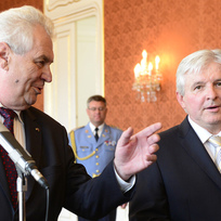 Prezident Miloš Zeman (vlevo) jmenoval 25. června 2013 na Pražském hradě novým premiérem bývalého ministra financí Jiřího Rusnoka (vpravo).