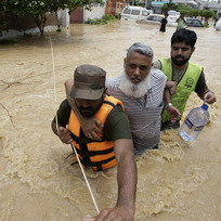 Ilustrační foto - Vojáci zachraňují obyvatele Karáčí po záplavách v Pákistánu.