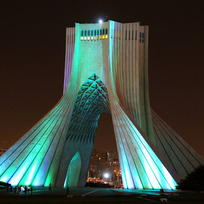 Ilustrační foto - Osvětlená teheránská věž Svobody v Íránu.