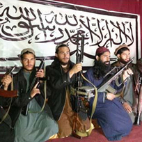 Ilustrační foto - Na snímku zveřejněném pákistánským talibanem jsou jeho bojovníci, kteří zaútočili na školu v Péšávaru.