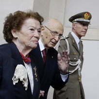 Italský prezident Giorgio Napolitano na snímku z 14. ledna 2015 mává lidem při odchodu z prezidentského paláce poté, co rezignoval na svou funkci kvůli vysokému věku.
