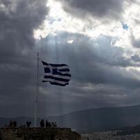 Ilustrační foto - Sluneční paprsky pronikají skrze mraky na aténský Acropolis.