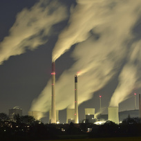 Kouř stoupá z komínů uhelné elektrárny v německém Gelsenkirchenu. Ilustrační foto. 