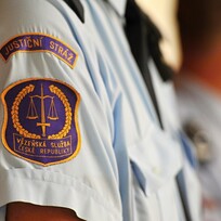 Justiční stráž před jednací síní, vězeňská služba, soud - ilustrační foto