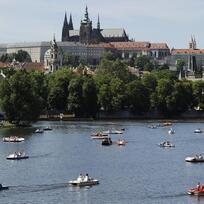 Teplé a slunečné počasí v Praze, pohled na Vltavu a Pražský hrad - ilustrační foto.