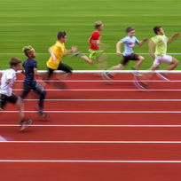 Sportující děti, běh, atletika - ilustrační foto.