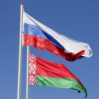 Státní vlajky Ruska (nahoře) a Běloruska.