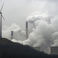 Uhelná a větrná elektrárna - ilustrační foto.