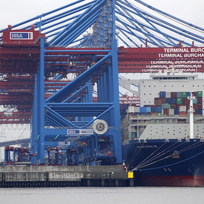 Čínská kontejnerová loď kotví v přístavu v německém Hamburku.