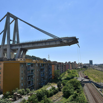 Pohled na zřícený dálniční most v Janově na severu Itálie.