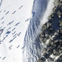 Letecký pohled na lyžaře v rakouském středisku Zell am See. Ilustrační foto. 